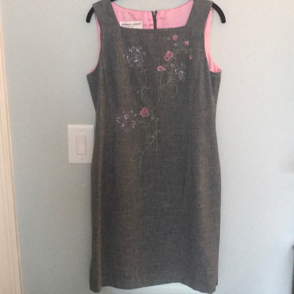 PRETTY GRAY DRESS WITH FLORAL EMBROIDERED  DONNA  RICCI N.Y.  10 P - Picture 1 of 5